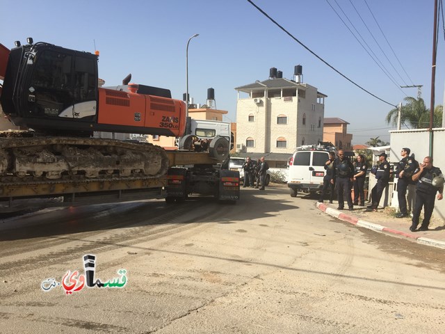 فيديو: قوات كبيرة ومُدججة بالدبابات والصواريخ تهدم اساسات بيت الشيخ غازي عيسى بحجة البناء في ارض المنهال ...